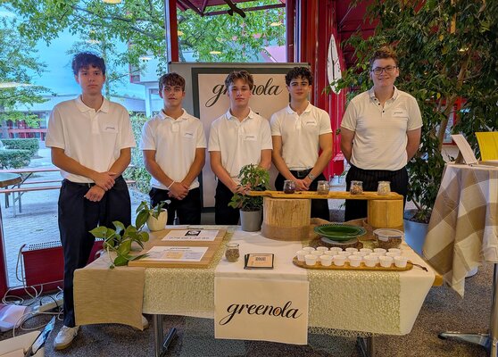 01_greenola_team_stand