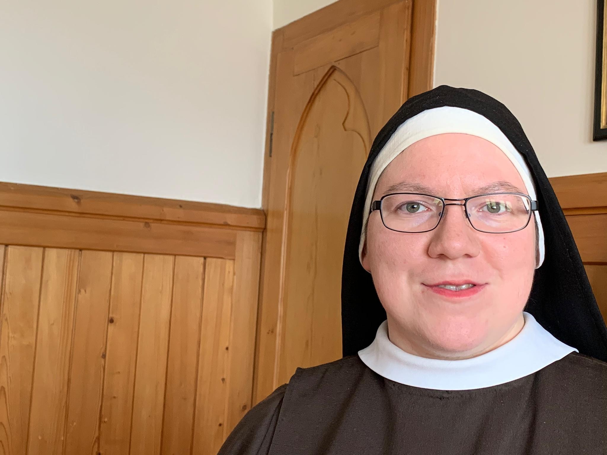 Maria Raphael Zuger Woche: Rund, heilig und gebacken – die Hostie als vollkommenes Gebäck
